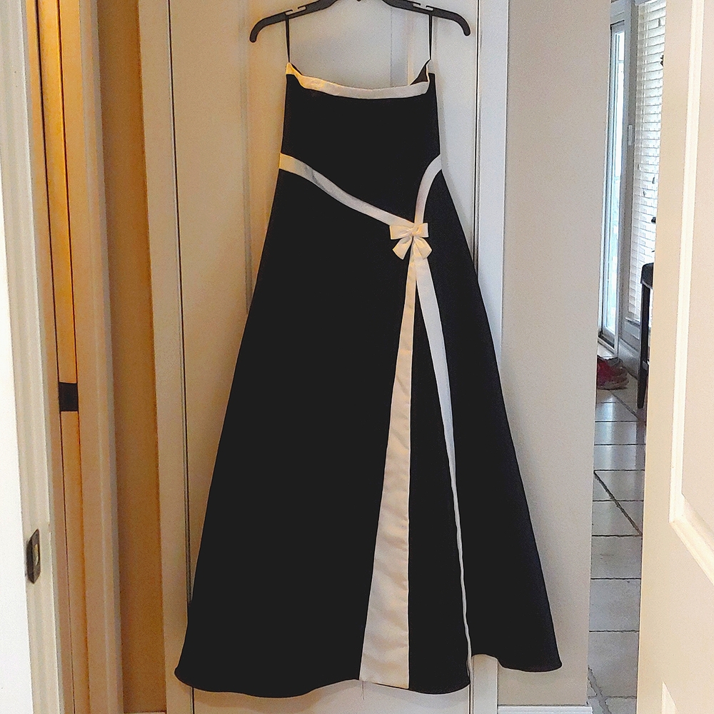 Perfect for Prom! Classic formal black and white dress in size 7/8.